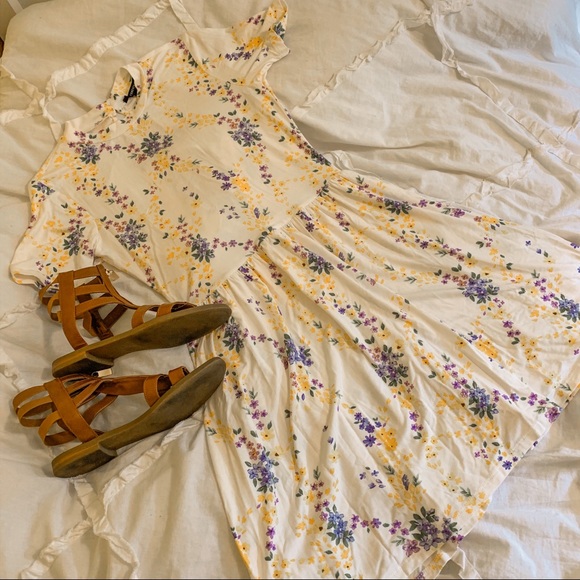Forever 21 Dresses & Skirts - Floral Keyhole Dress